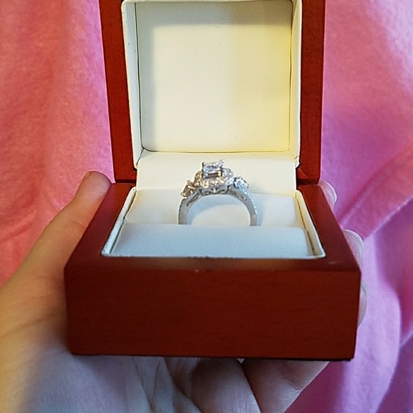 Platinum and Diamond Engagement Ring - Picture 4 of 4